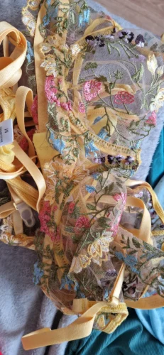 Kwiatowy komplet z przezroczystym haftem i paskami do pończoch photo review