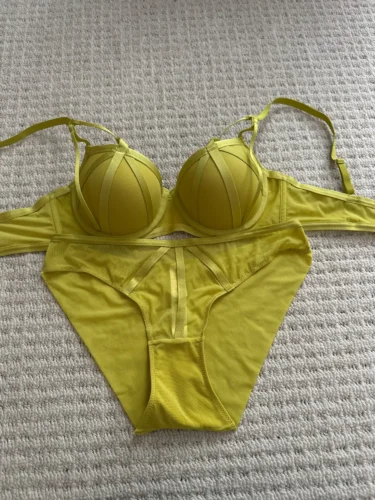 Biustonosz z paskami i figami z półprzezroczystej siateczki photo review