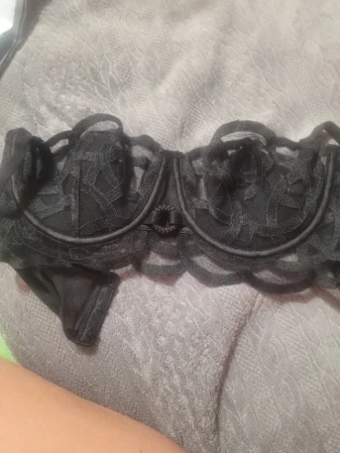 Koronkowy komplet bielizny z geometrycznym wzorem i pełnymi figami photo review