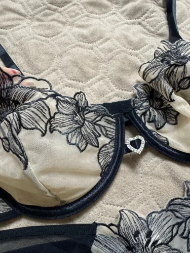 Czarny komplet bielizny z haftem kwiatowym i transparentną siateczką photo review