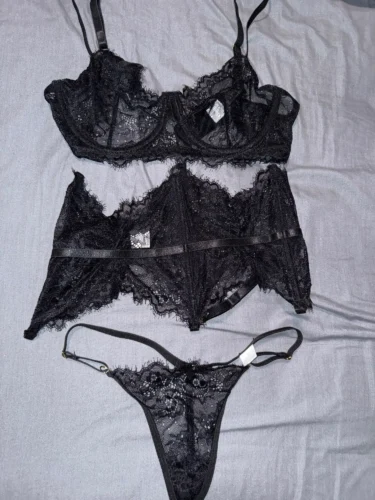 Koronkowy komplet z przedłużonym stanikiem i szykownym chokiem photo review