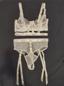 Biały komplet bielizny z paskami i fiszbinami photo review