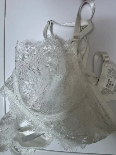 Koronkowy komplet z delikatnym wykończeniem i stringami photo review