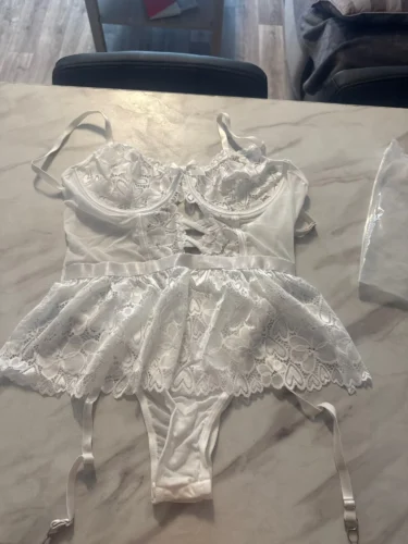 Koronkowy komplet bielizny z falbanką i pasem do pończoch photo review