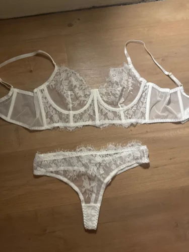 Biały koronkowy komplet bielizny z delikatnym wykończeniem photo review