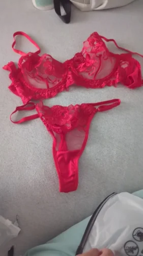 Czerwony komplet bielizny z haftem kwiatowym i stringami photo review