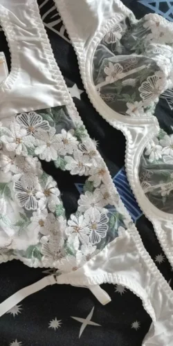 Komplet bielizny push-up z haftem kwiatowym i pasem do pończoch photo review