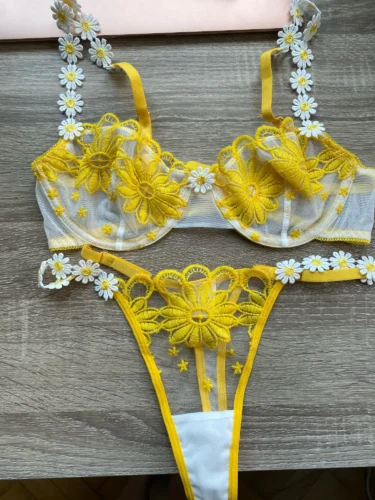 Komplet bielizny push-up z żółtym haftem kwiatowym i motywem stokrotek photo review
