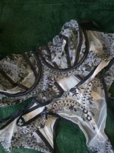 Koronkowy komplet z gorsetowym pasem i haftowanymi detalami photo review