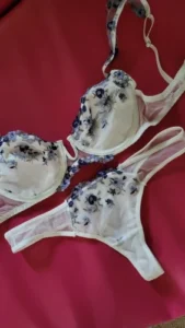 Komplet bielizny push-up z niebieskim haftem kwiatowym photo review