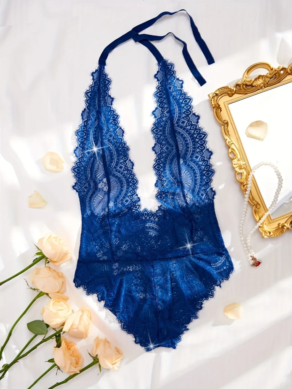 Body koronkowe z głębokim dekoltem i wiązaniem na szyi