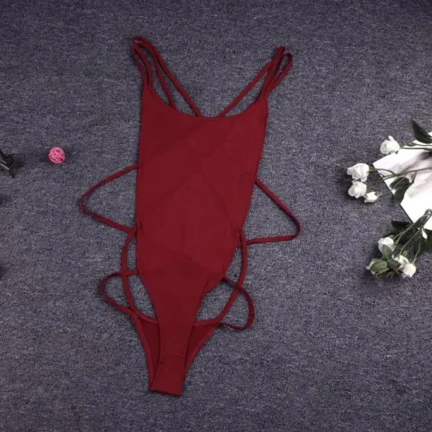 Body z cienkimi ramiączkami i bocznymi paskami
