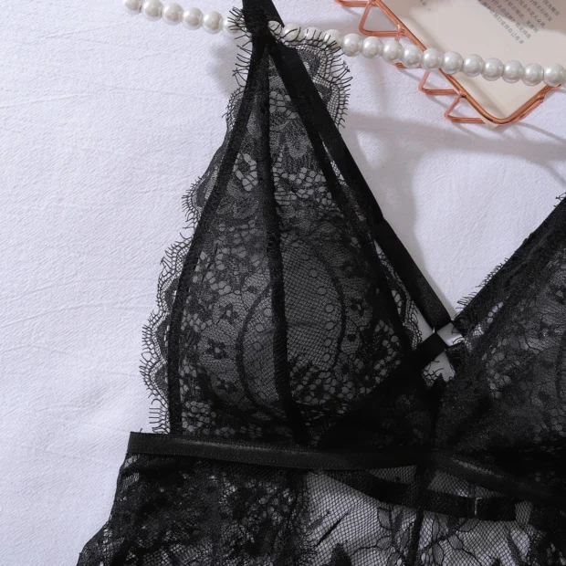 Body koronkowe z rozkloszowanym dołem i stringami