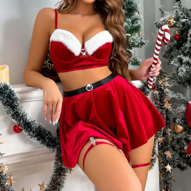 Dwuczęściowy komplet z crop topem i spódniczką ze świątecznymi detalami