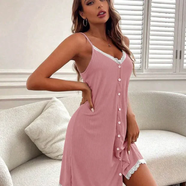 Koszula nocna z koronkowym wykończeniem i guzikami