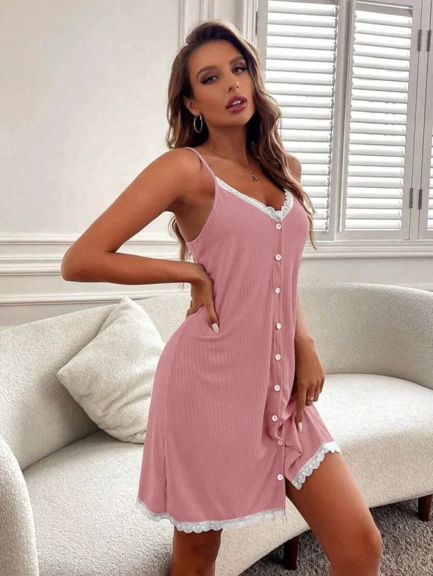 Koszula nocna z koronkowym wykończeniem i guzikami