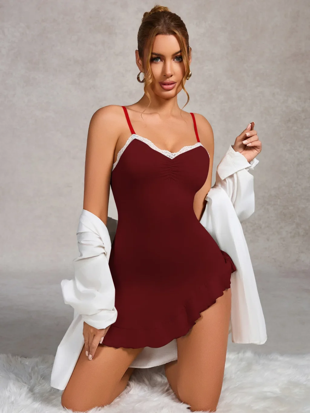 Krótka koszula nocna z koronką i marszczeniem