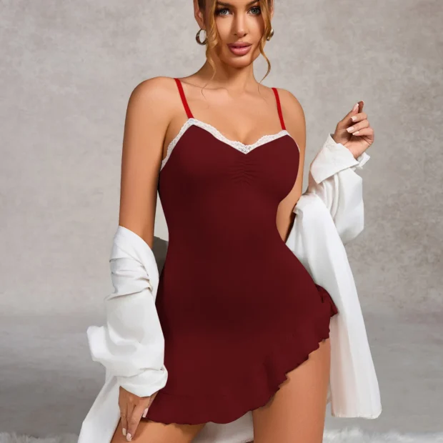 Krótka koszula nocna z koronką i marszczeniem