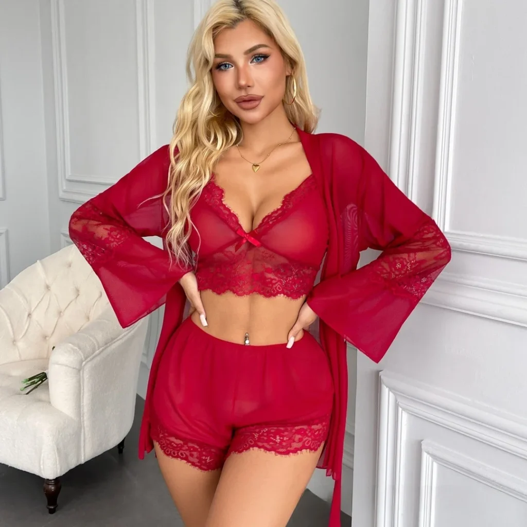 Trzyczęściowy komplet bielizny nocnej z koronką