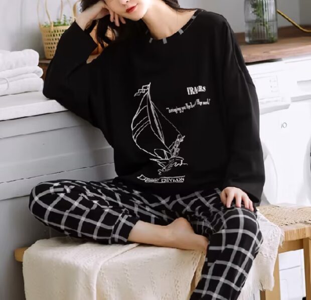 Piżama damska dwuczęściowa z bluzą i spodniami w kratę