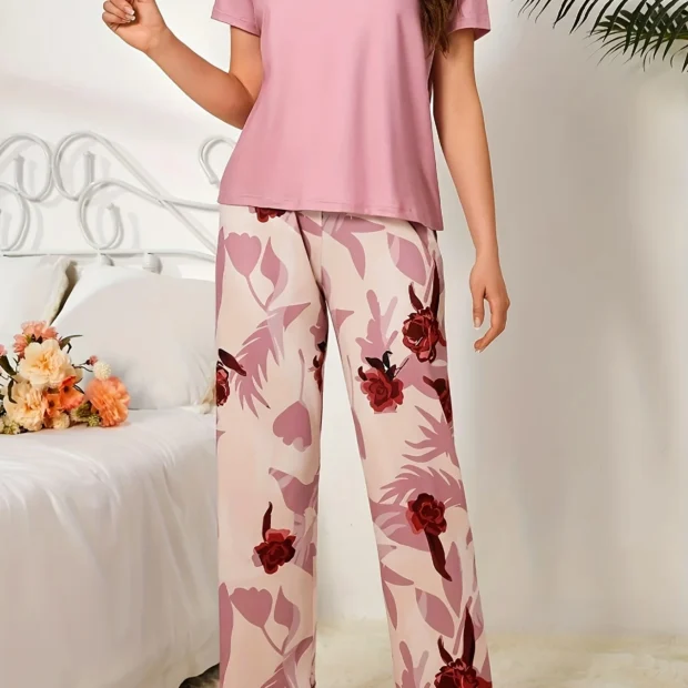 Dwuczęściowa piżama damska z krótkim rękawem i wzorem kwiatowym