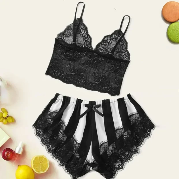Dwuczęściowy komplet z koronkowym topem i szortami w paski