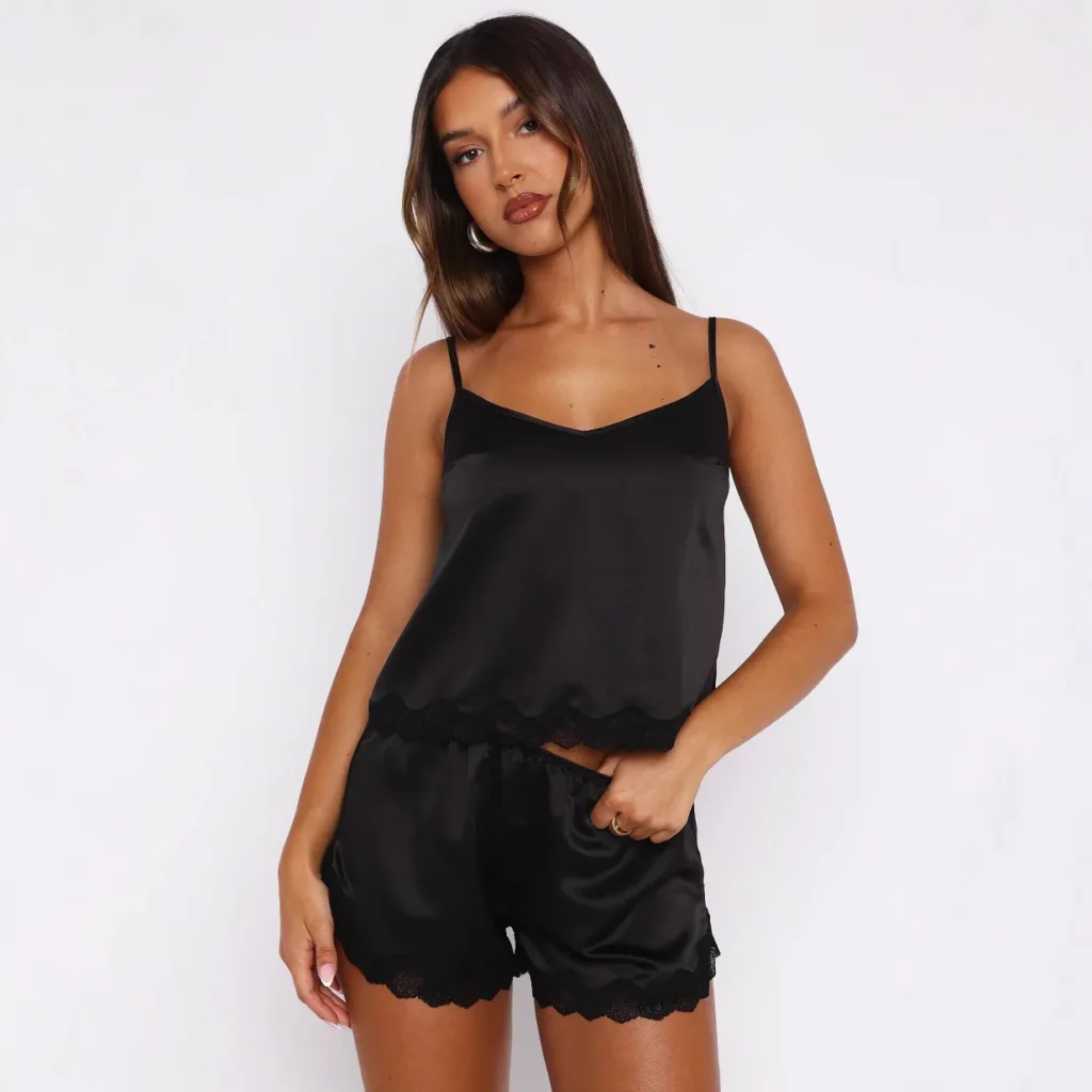 Dwuczęściowy komplet z koronkowym wykończeniem