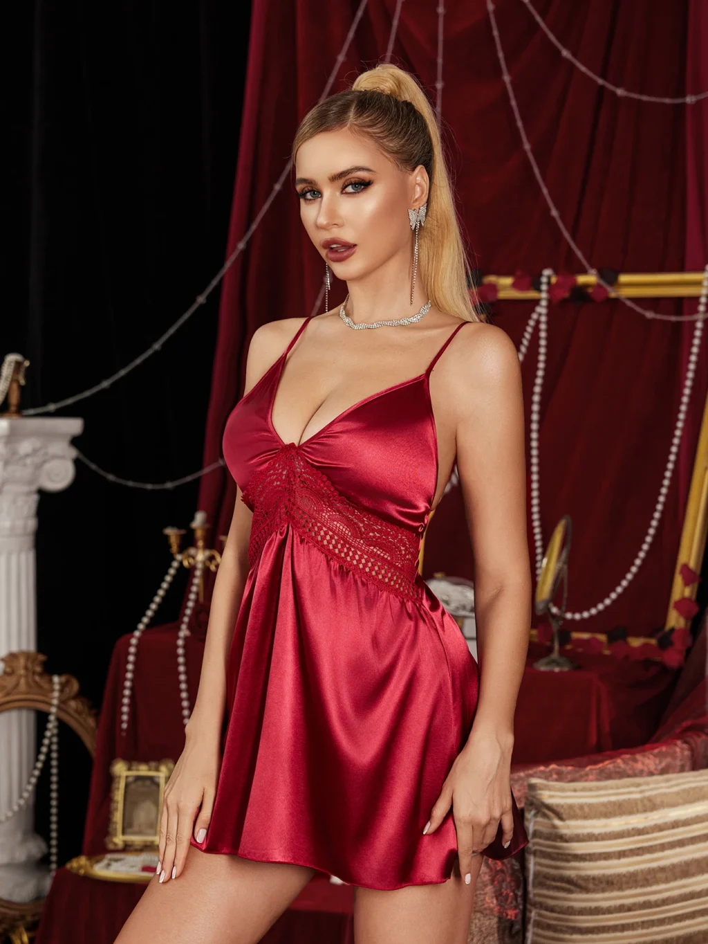 Koszula nocna mini z koronkowym pasem i dekoltem V