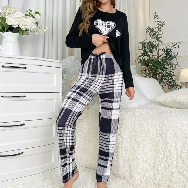 Piżama damska z długim rękawem i spodniami w kratę