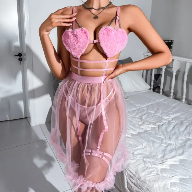 Komplet bielizny z puszystymi sercami i transparentną spódnicą