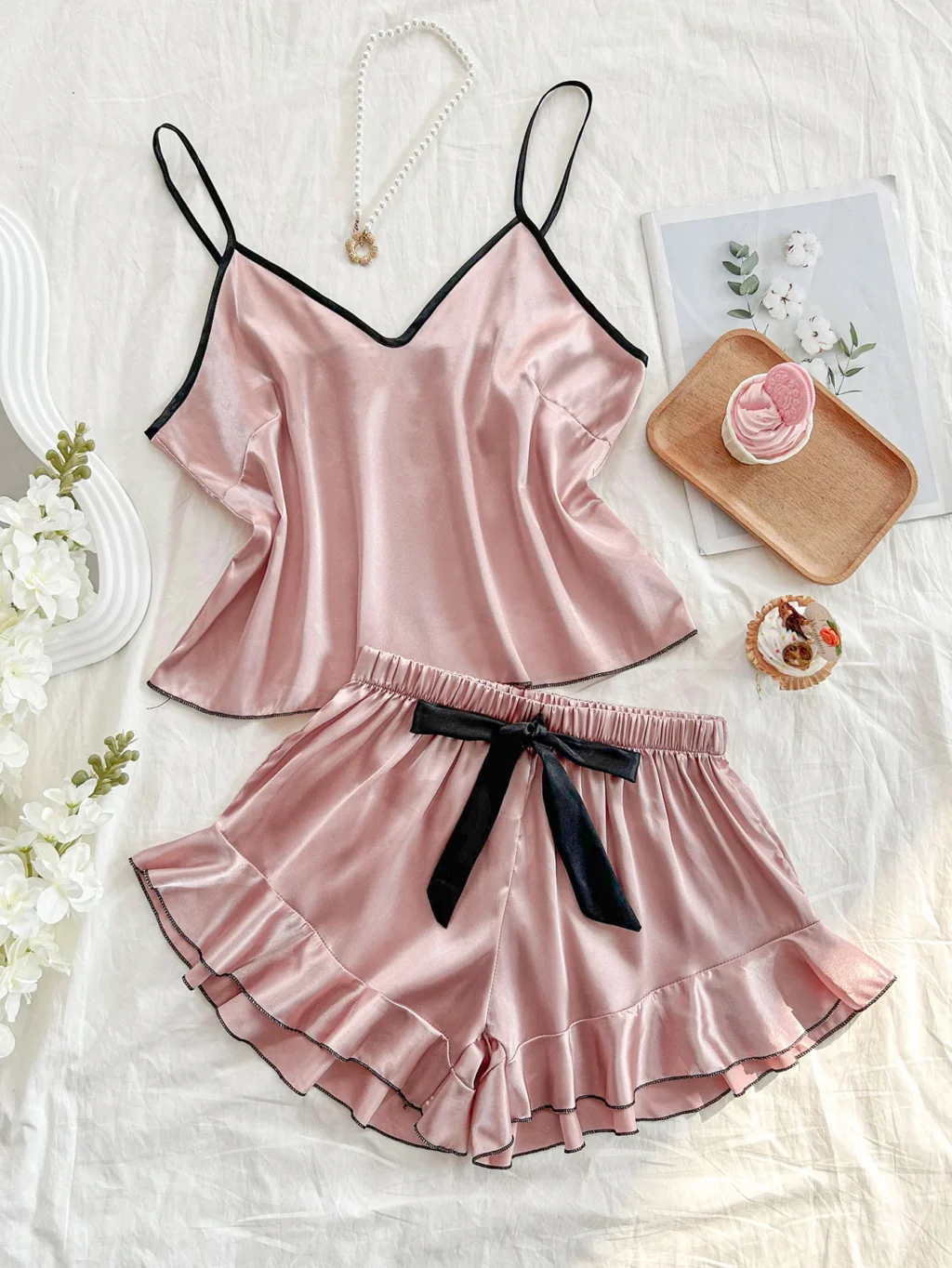 Dwuczęściowy komplet piżamowy z topem na ramiączkach i szortami