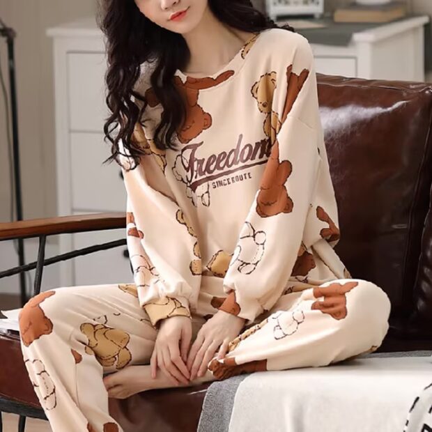 Dwuczęściowy komplet piżamowy z motywem misiów