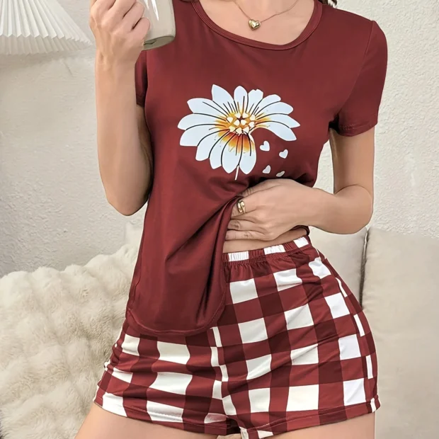 Dwuczęściowa piżama z kwiatową grafiką i szortami w kratkę