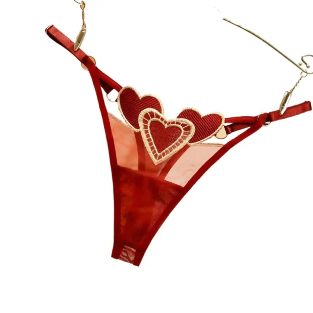 Stringi damskie z haftowanymi sercami