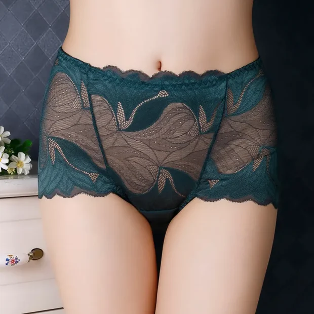 Figi koronkowe z wysokim stanem i ażurowym wzorem