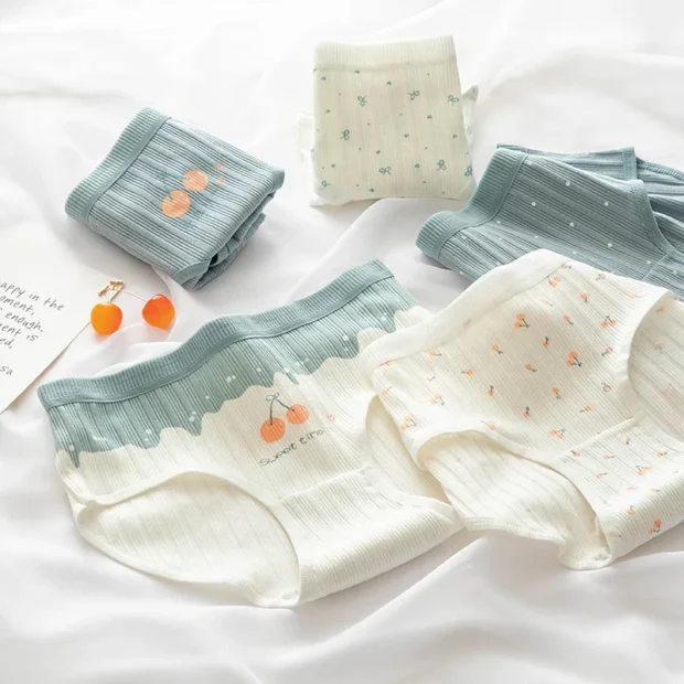 Figi damskie z prążkowaną strukturą i motywami owocowymi