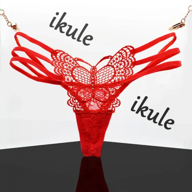 Stringi z koronkowym motylem i ozdobnymi paskami