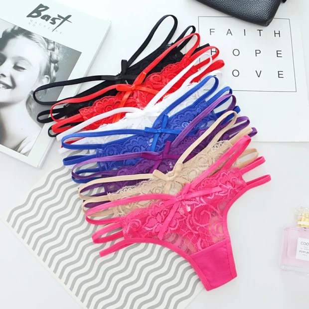 Stringi damskie z koronką i ozdobnymi paskami