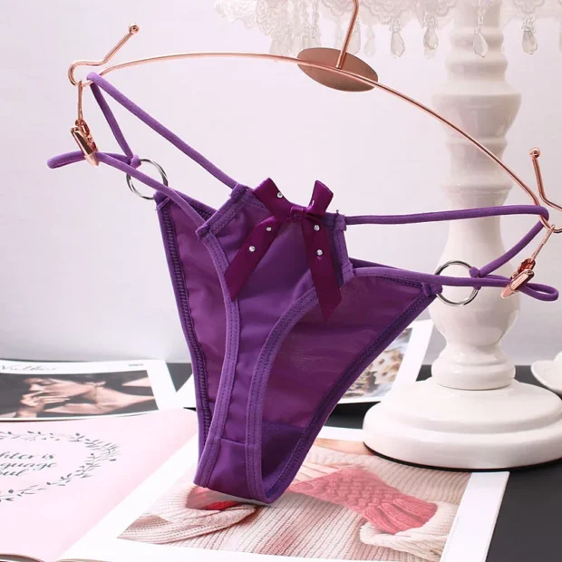 Stringi damskie z ozdobnymi ringami i paskami