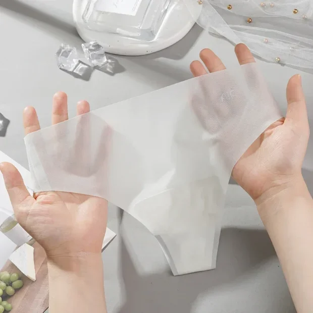 Stringi damskie bezszwowe z subtelnym detalem