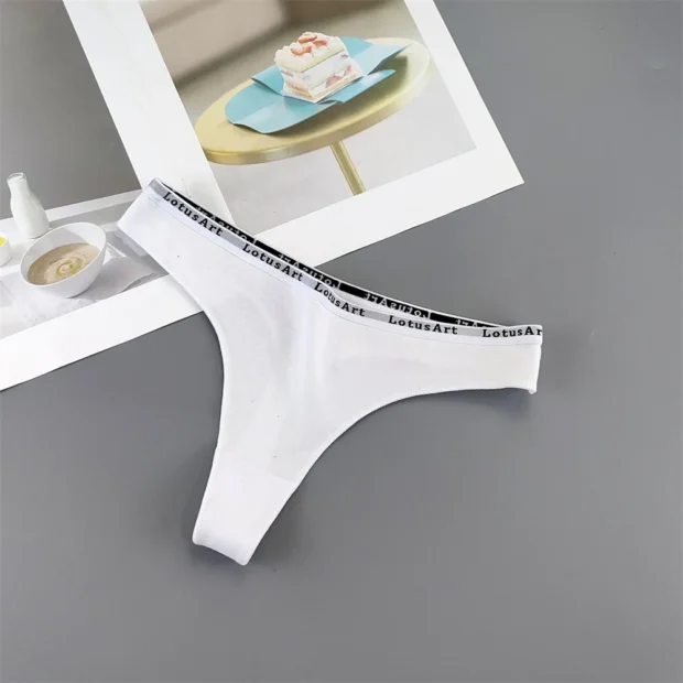 Stringi damskie z elastycznym pasem i gładkim wykończeniem