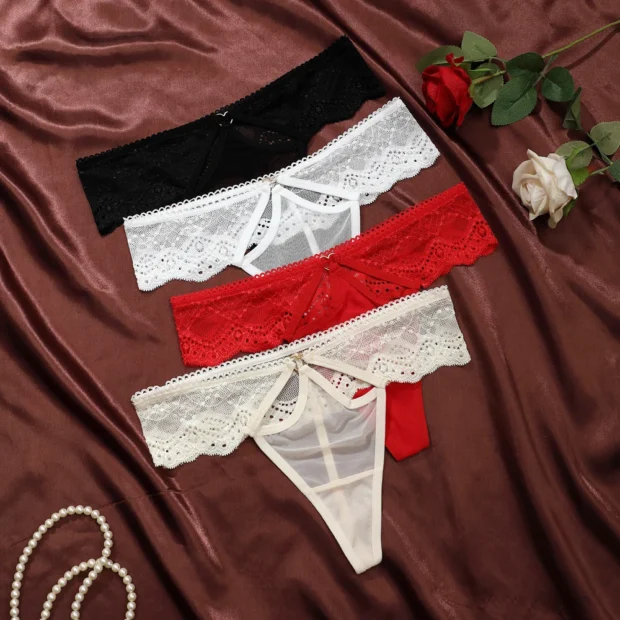 Stringi koronkowe z ozdobnym detalem