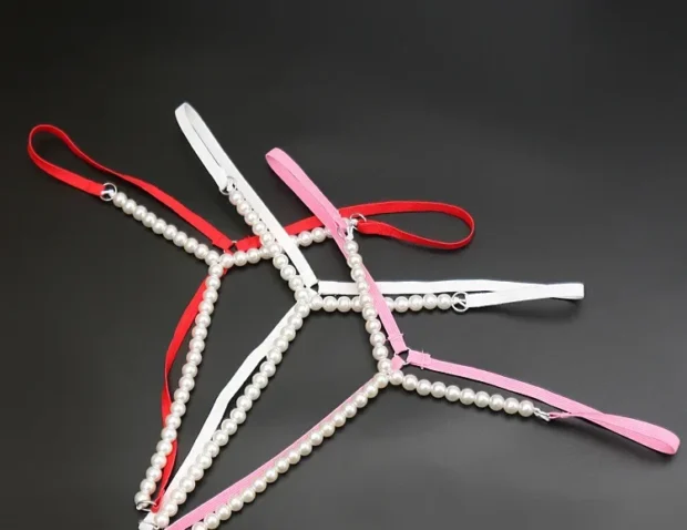 Stringi damskie z perłowymi aplikacjami i tasiemkami