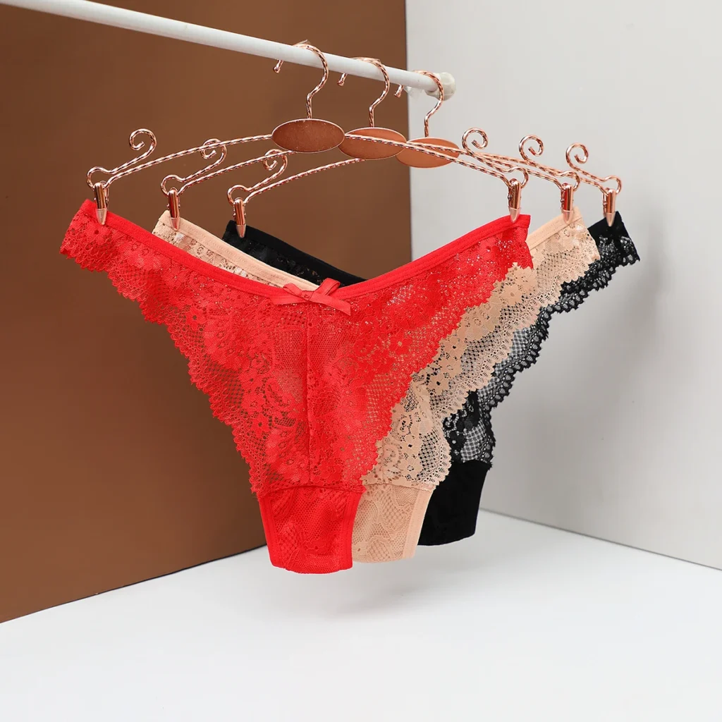 Stringi koronkowe z kokardką