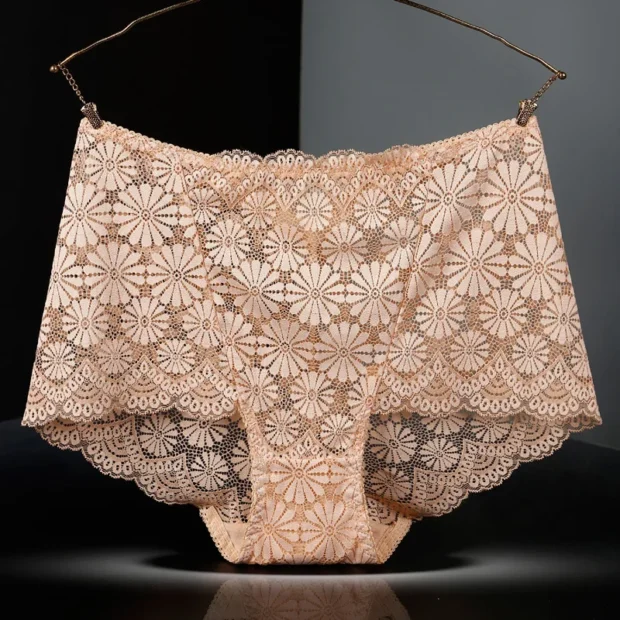 Figi koronkowe z kwiatowym wzorem i podwyższonym stanem