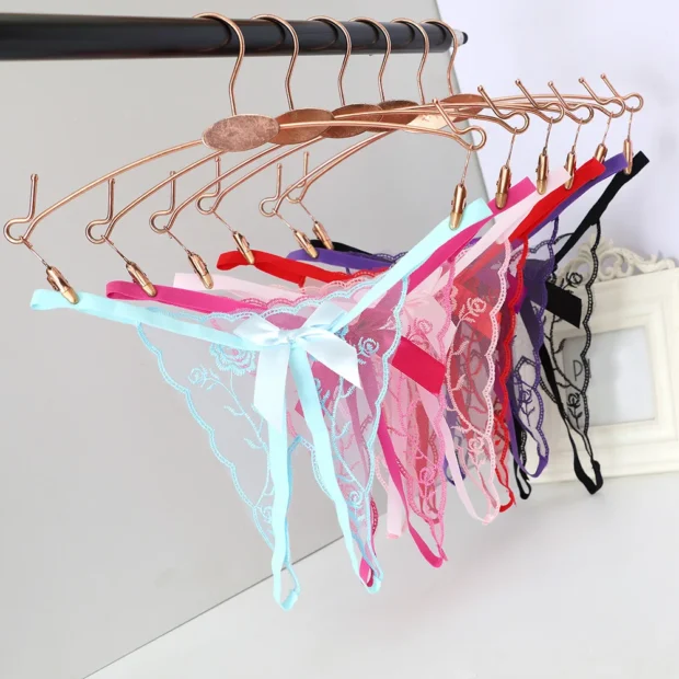 Stringi z haftem i koronkowym wykończeniem