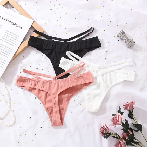 Stringi damskie z ozdobnymi paskami