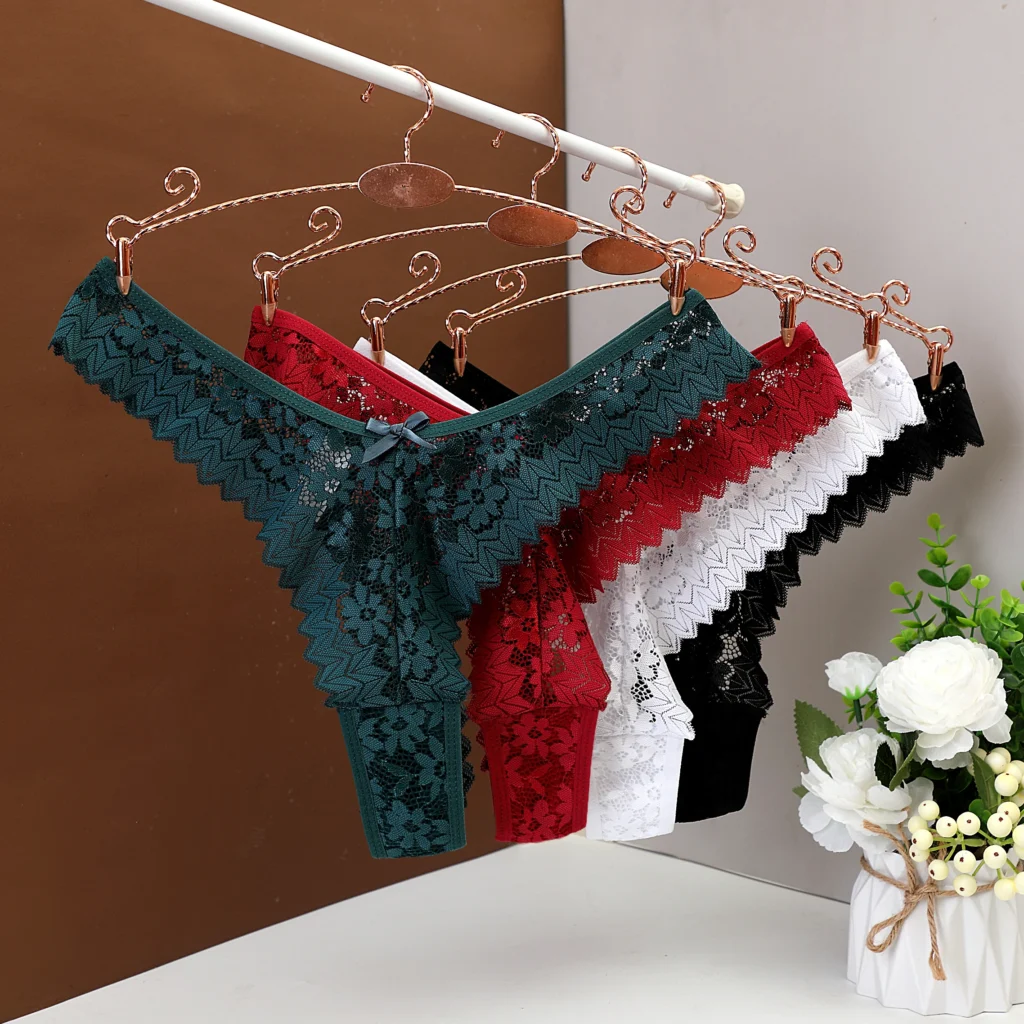 Stringi koronkowe z ozdobną kokardką