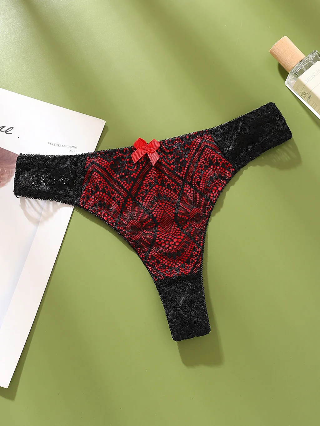 Stringi damskie z koronkowym panelem i ozdobnym wykończeniem