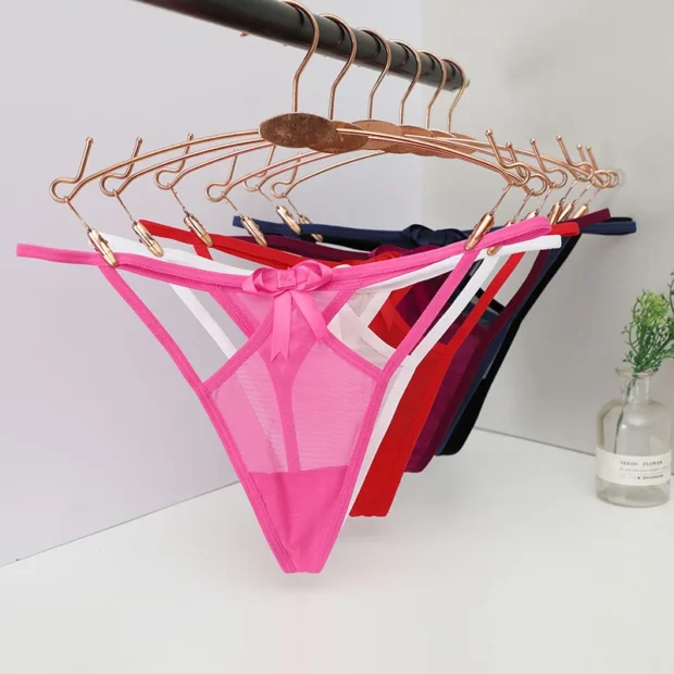 Stringi damskie z siateczkowymi detalami i ozdobną kokardką